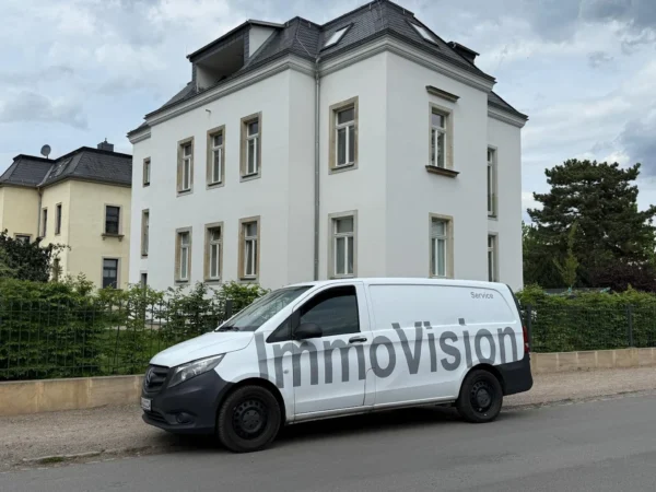 ImmoVision Fahrzeug vor einer Dresdner Immobilie